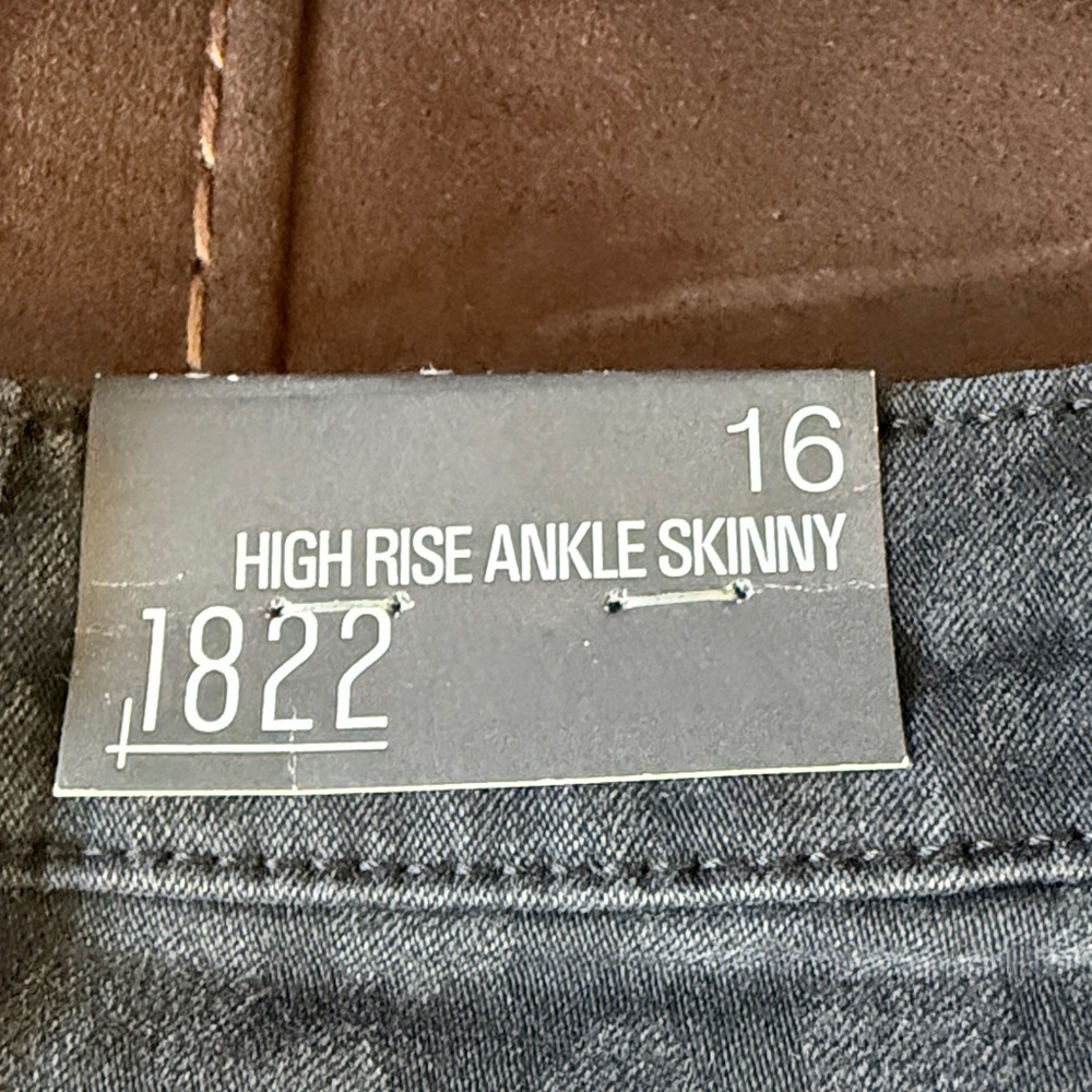 High-Rise Ankle Skinny Jeans in Black Animal Print - Picture 4 of 6